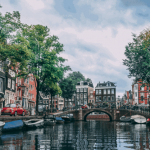 Amsterdam si Helsinki, primele orașe cu o guvernanță bazată pe inteligență artificială