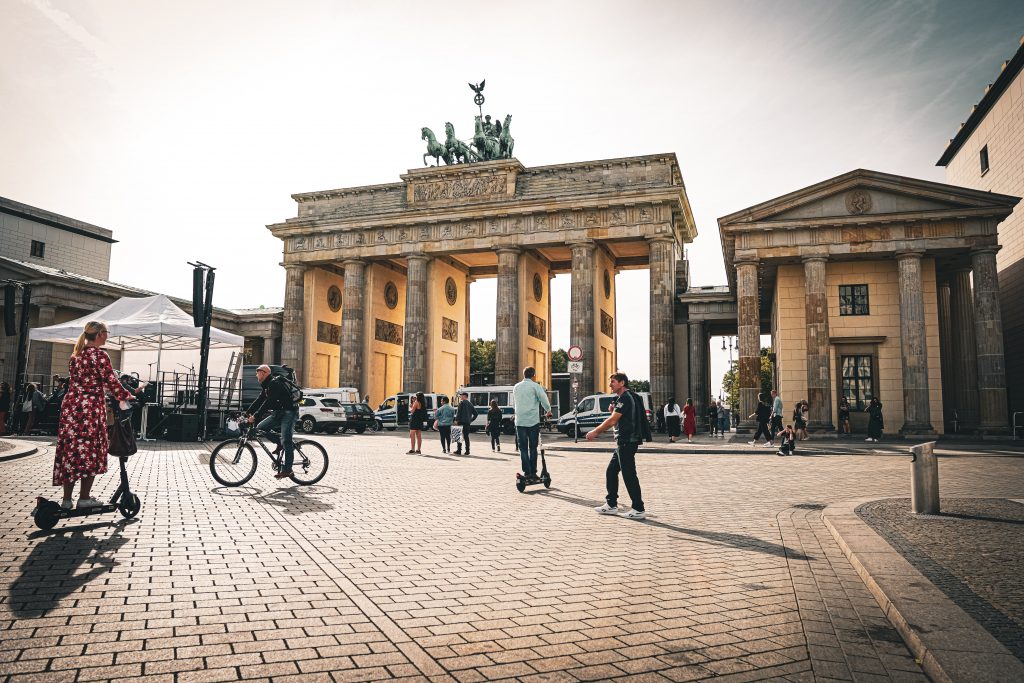 Berlinul interzice mașinile? O zonă gigantică dedicată doar pietonilor și bicicliștilor este propusă administrației locale